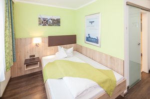 Single Bed Room Hotel blauer Karpfen
